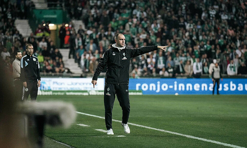 Ole Werner gestikuliert in seiner Coaching-Zone in Richtung Spielfeld. 
