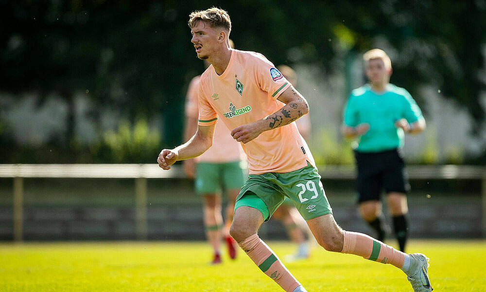 Nick Woltemade guckt zum Ball im Testspiel.