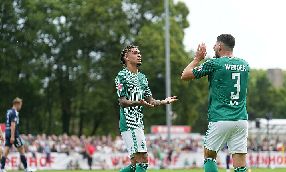 Njinmah klatscht mit Jung ab. 