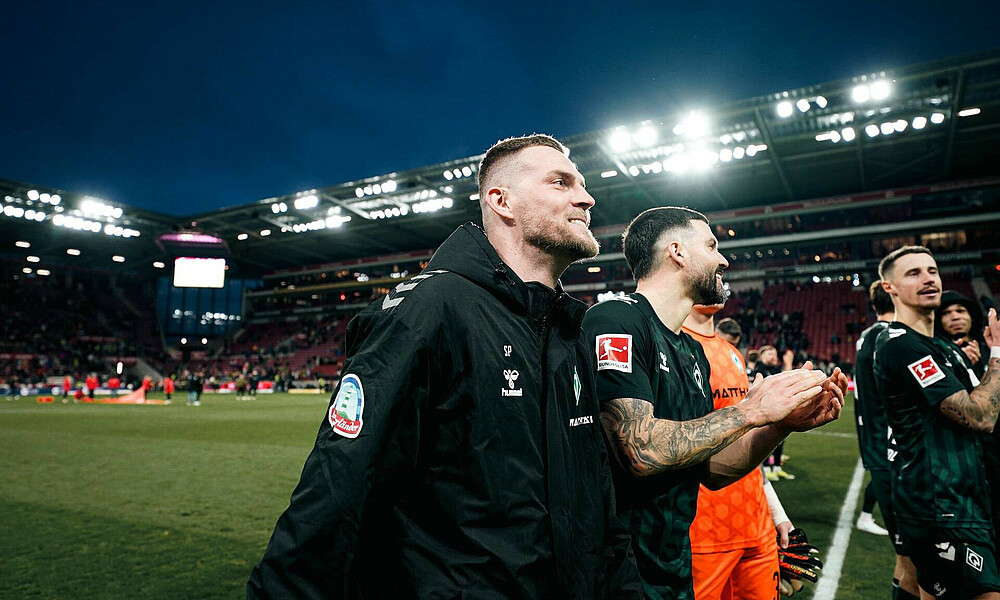 Marvin Ducksch lächelt vor der Gästekurve in Mainz. 