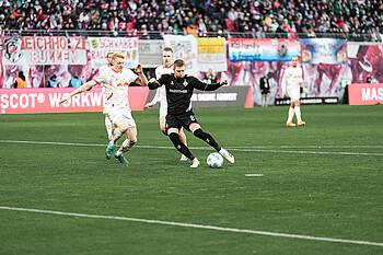 Mitchell Weiser beim Torabschluss. 