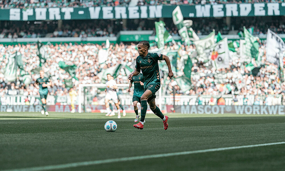 Felix Agu mit Ball am Fuß. 