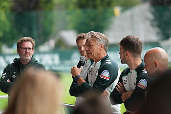 Horst Steffen am Mikro auf der Tribüne des Parkstadions. 