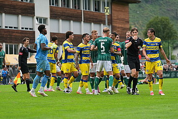 Eine Rudelbildung auf dem Platz. 