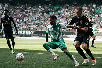 null Leonardo Bittencourt in einem Zweikampf im Spiel gegen Stuttgart.