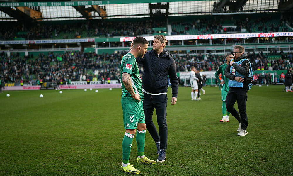 Peter Niemeyer tröstet Anthony Jung nach dem Heimspiel gegen Gladbach