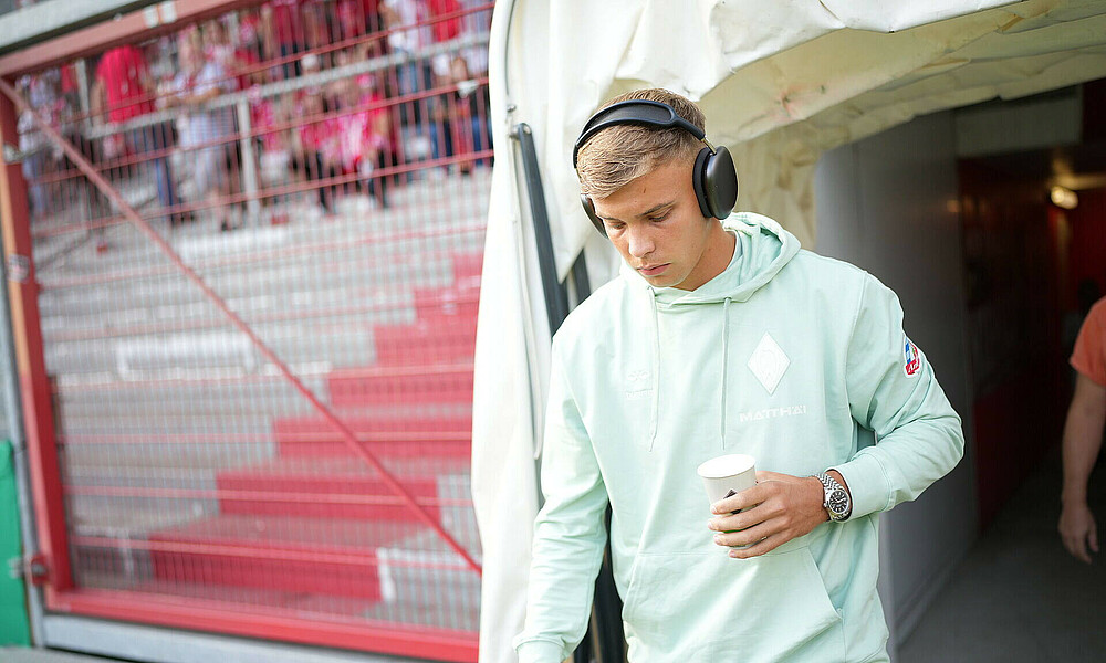 Keke Topp auf dem Weg zur Platzbegehung. 