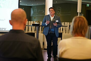 null Dr. Hubertus Hess-Grunewald spricht zu den Anwesenden.