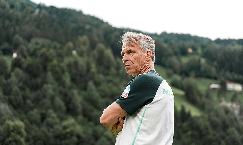 null Horst Steffen von der Seite nach links blickend mit verschränkten Armen