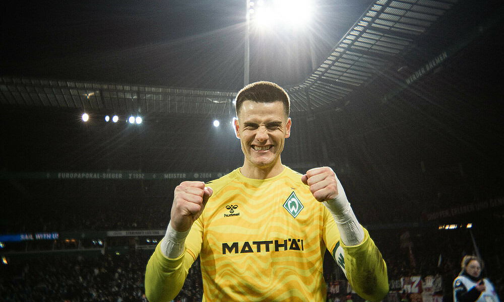 Michael Zetterer freut sich im gelben Torwart-Trikot und ballt die Fäuste in die Kamera