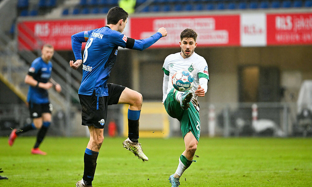 Romano Schmid im Duell mit Ron Schallenberg von Paderborn
