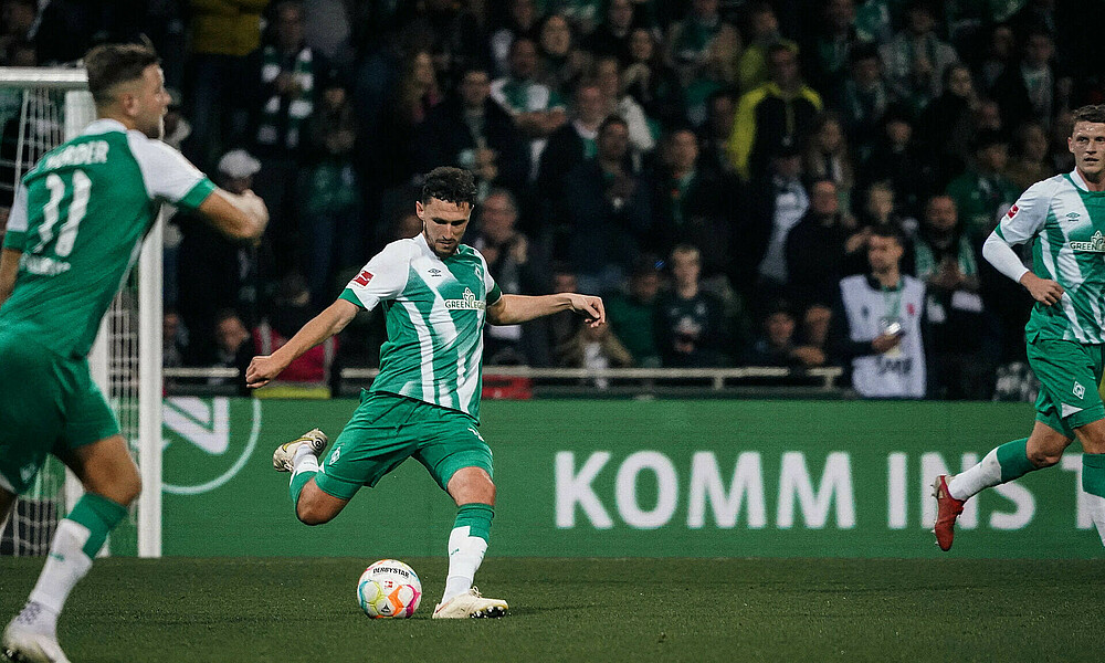 null Milos Veljkovic holt aus zu einem Schuss.