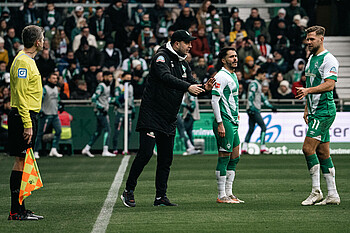 null Ole Werner sprcht mit Niclas Füllkrug und Leonardo Bittencourt.