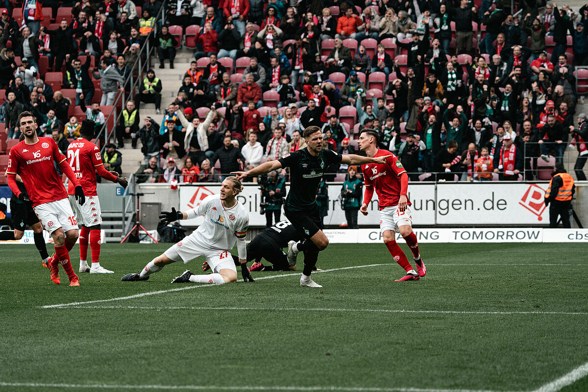 Niclas Füllkrug holt zum Jubeln aus. 