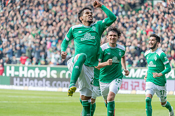 Theodor Gebre Selassie spingt beim Jubeln hoch.