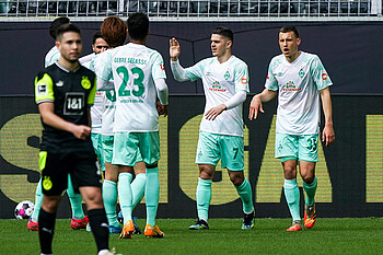 Milot Rashica klatscht nach seinem Tor ab.