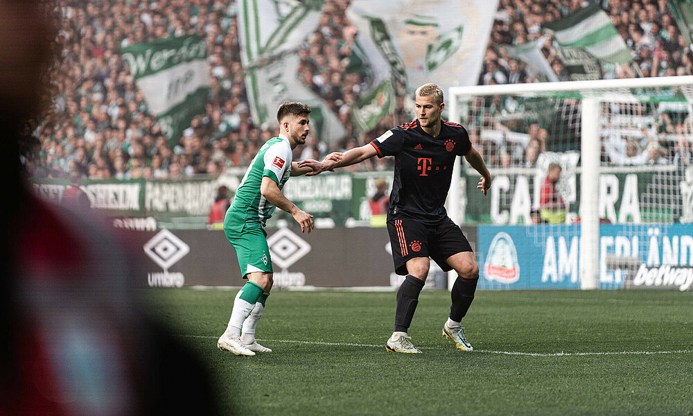 null Romano Schmid im Duell mit de Ligt.