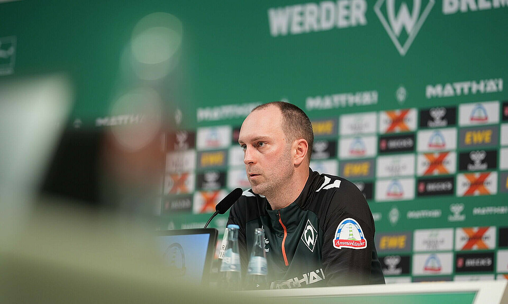 null Ole Werner auf dem Podium bei der Pressekonferenz