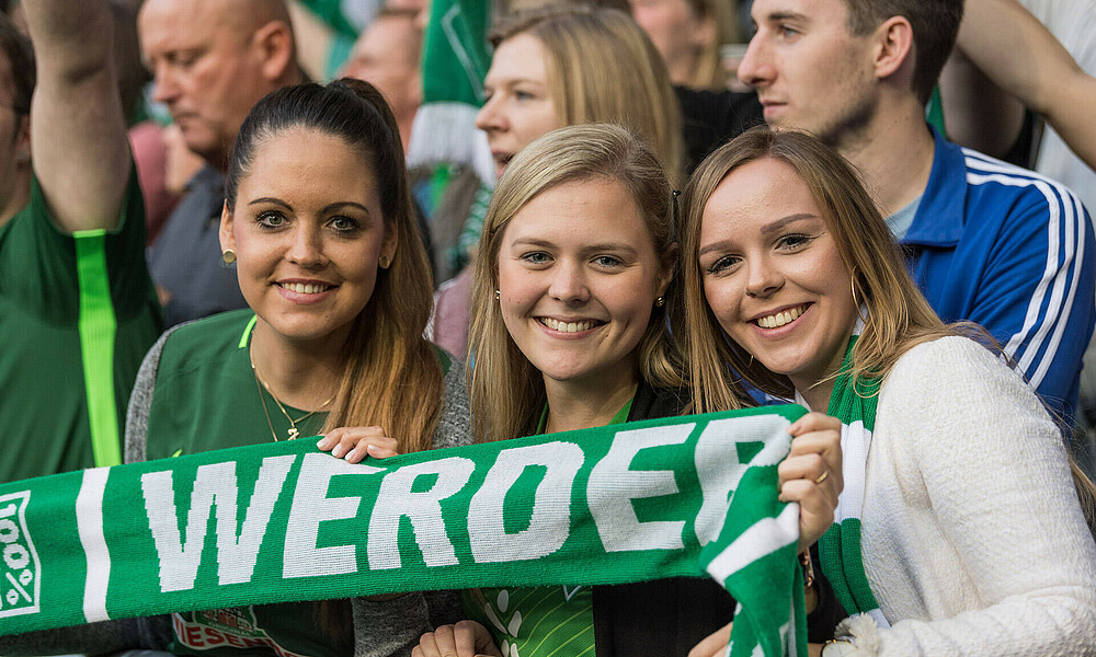 Drei weibliche Werder-Fans beim Heimspiel des SVW.