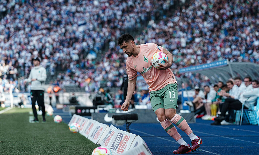 Milos Veljkovic holt den Ball zum Einwurf.