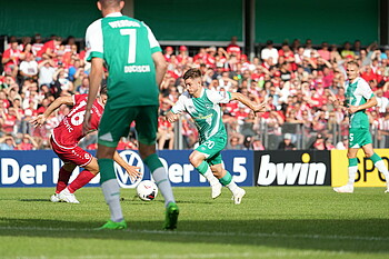 null Romano Schmid im Zweikampf