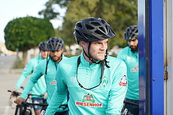 Marvin Ducksch mit Fahrradhelm. 