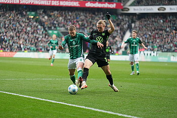 Weiser im Zweikampf mit Wimmer. 