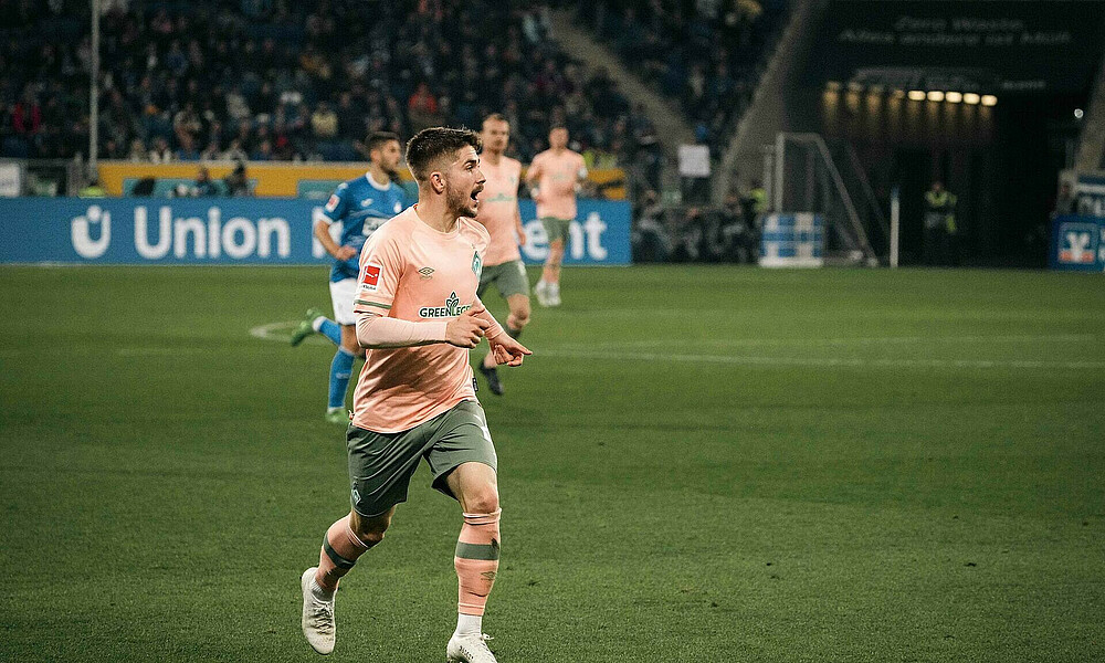 Romano Schmid im Auswärtstrikot. 