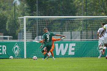 Keke Topp taucht alleine vor Luca Philipp auf. 