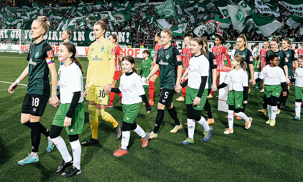 null Das Team läuft im wohninvest WESERSTADION ein