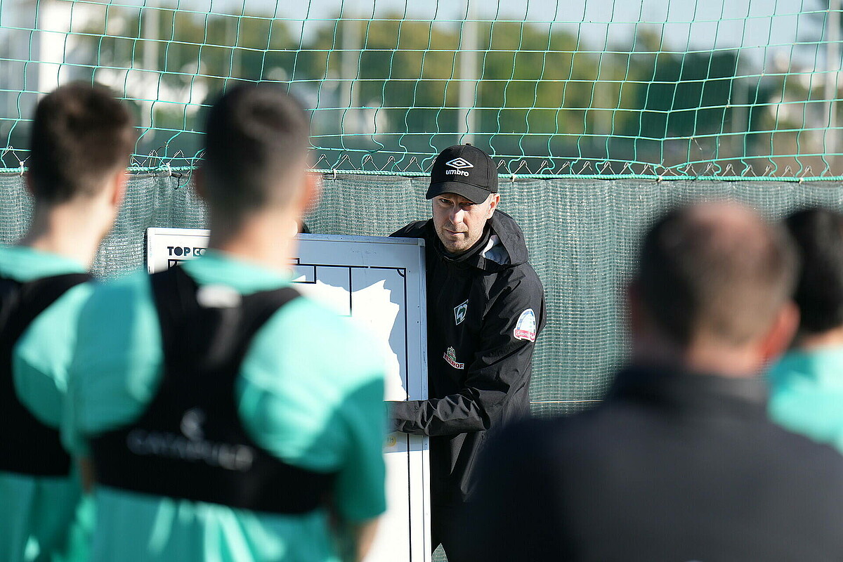Ole Werner an einer Taktiktafel. 
