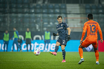 Gamboa spielt einen Pass. 