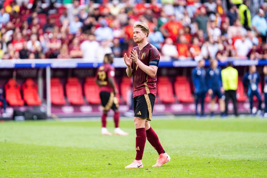 Kevin de Bruyne klatscht im belgischen Nationalmannschafts-Trikot in die Hände.
