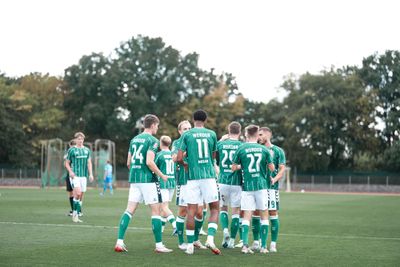 Die Spieler der U23 beim gemeinsamen Jubel auf dem Rasen.