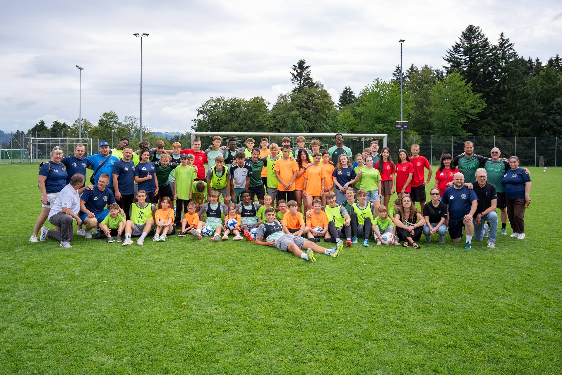 Ein Gruppenfoto der U17 mit einer ukrainischen Schulklasse mit Beeinträchtigungen.