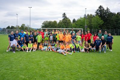 Ein Gruppenfoto der U17 mit einer ukrainischen Schulklasse mit Beeinträchtigungen.
