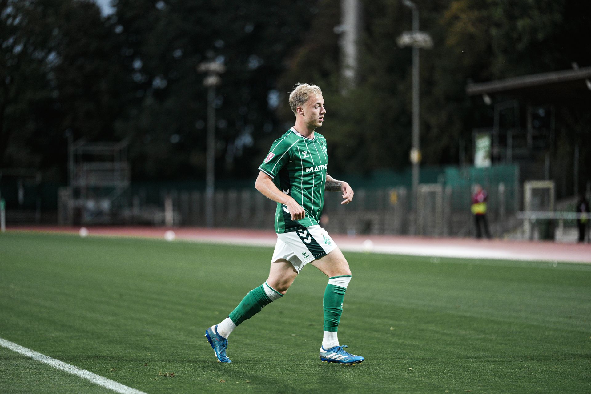Dennis Lütke-Frie läuft auf dem Spielfeld.