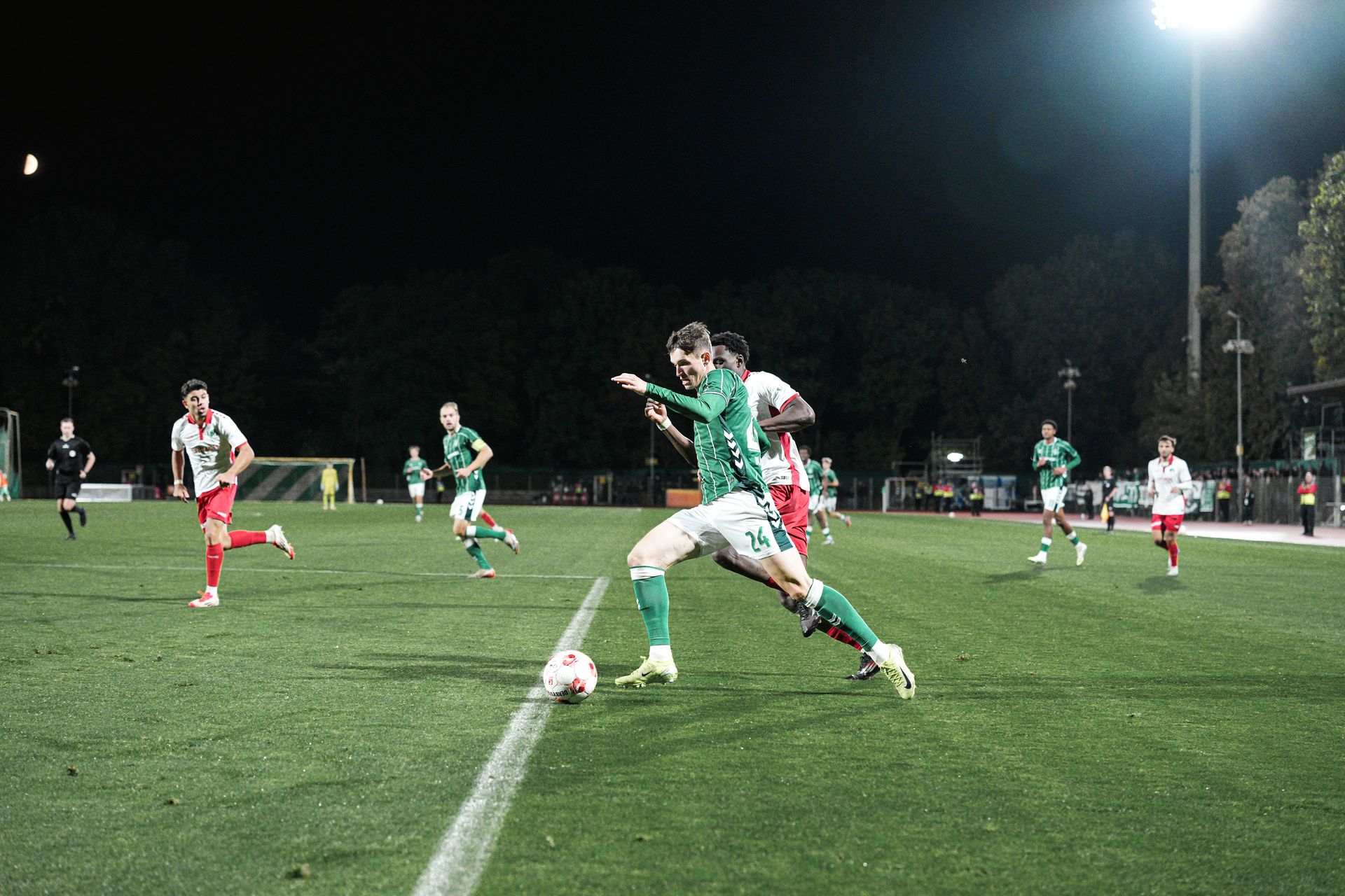 Dominik Kasper läuft mit dem Ball am Fuß.