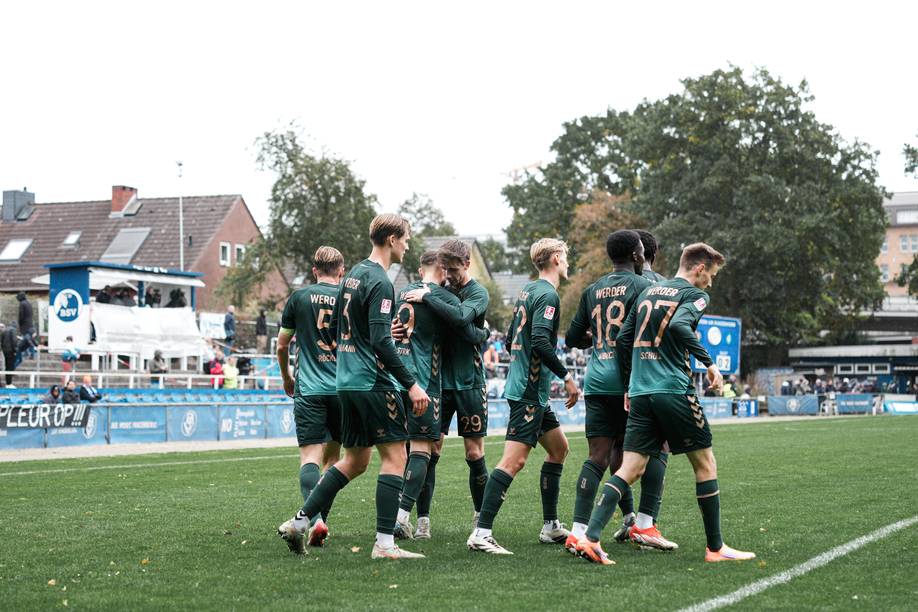 Die Spieler des SV Werder jubeln gemeinsam.