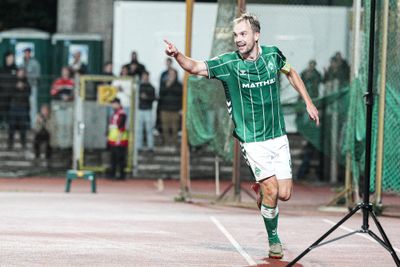 Cimo Röcker zeigt mit dem Finger nach links. Er jubelt.