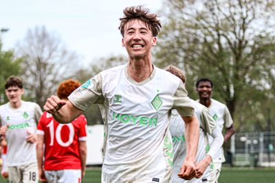 Ein Spieler der U17 jubelt mit einem Lächeln im Gesicht in die Kamera.