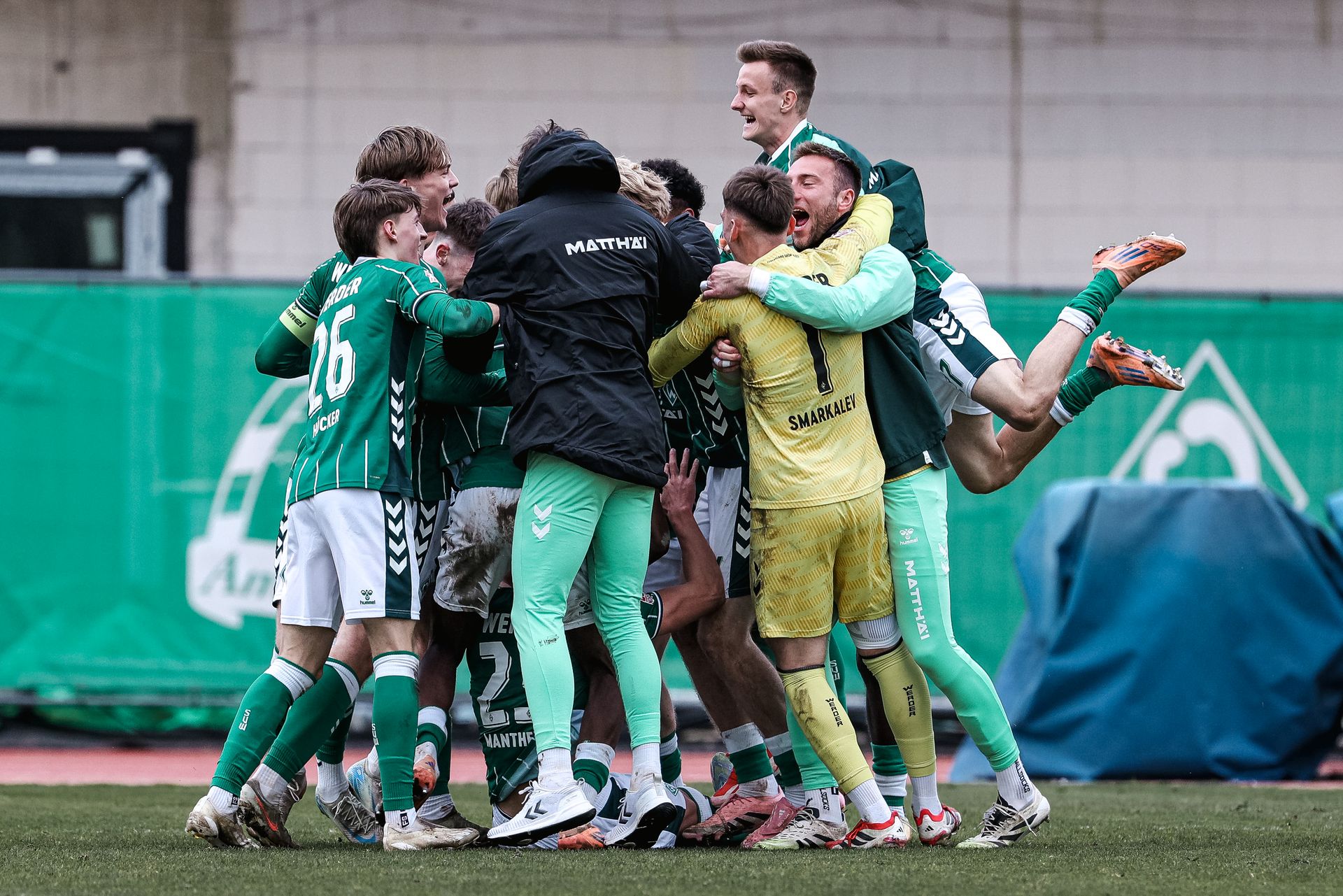 U23 als Spielertraube beim Jubel.
