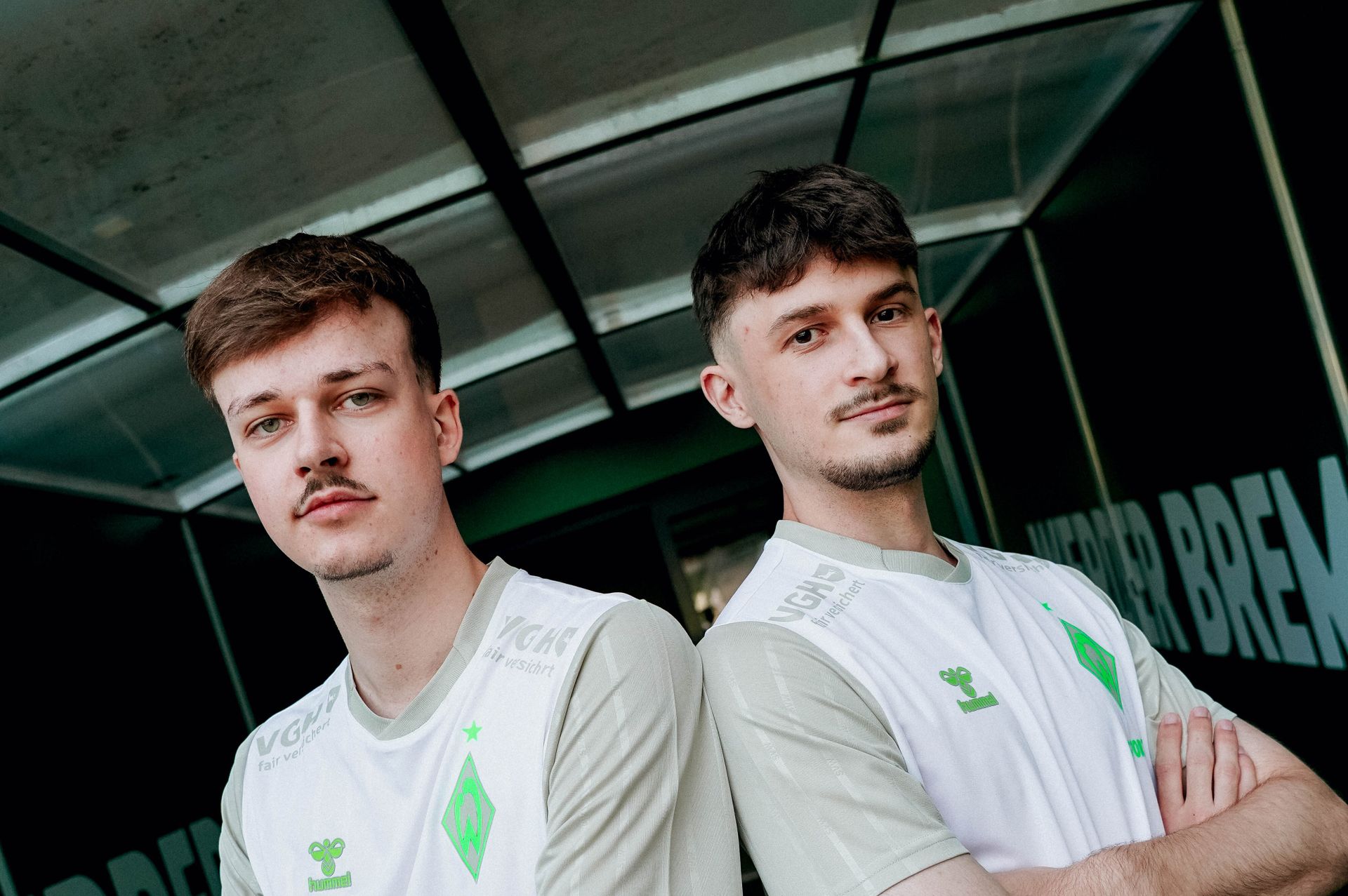 Max und Jannik stehen in einem Tunnel Rücken an Rücken