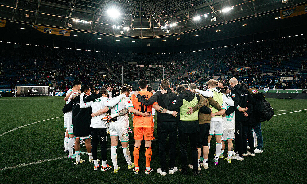 Die Mannschaft im Kreis. 