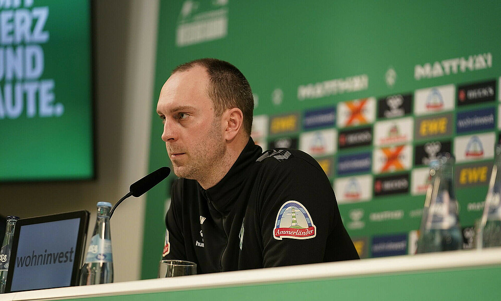 Ole Werner am Mikrofon.