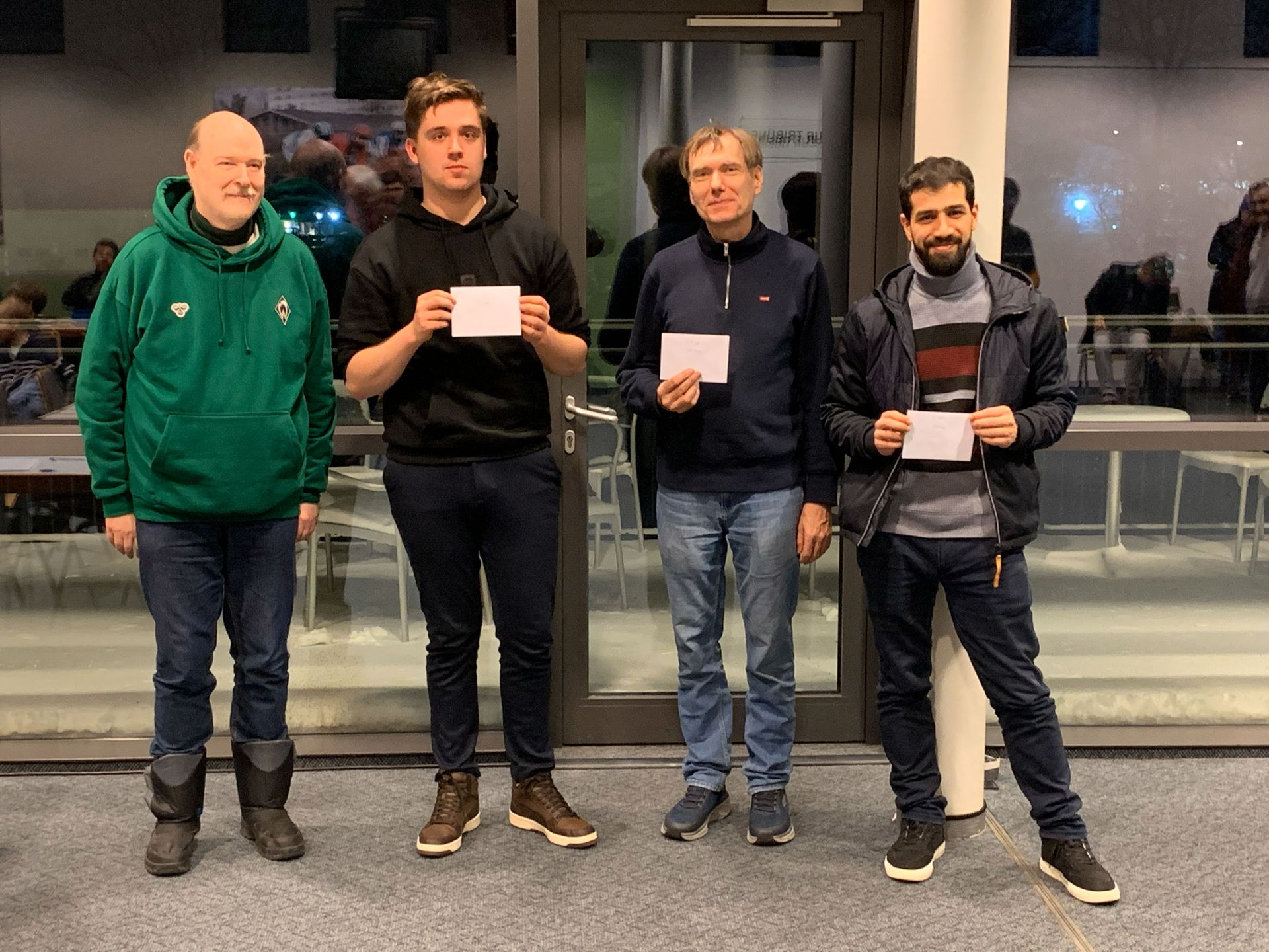 v.l.n.r.: Oliver Höpfner, IM Jakob Leon Pajeken, FM Fred Hedke und FM Malek Koniahli