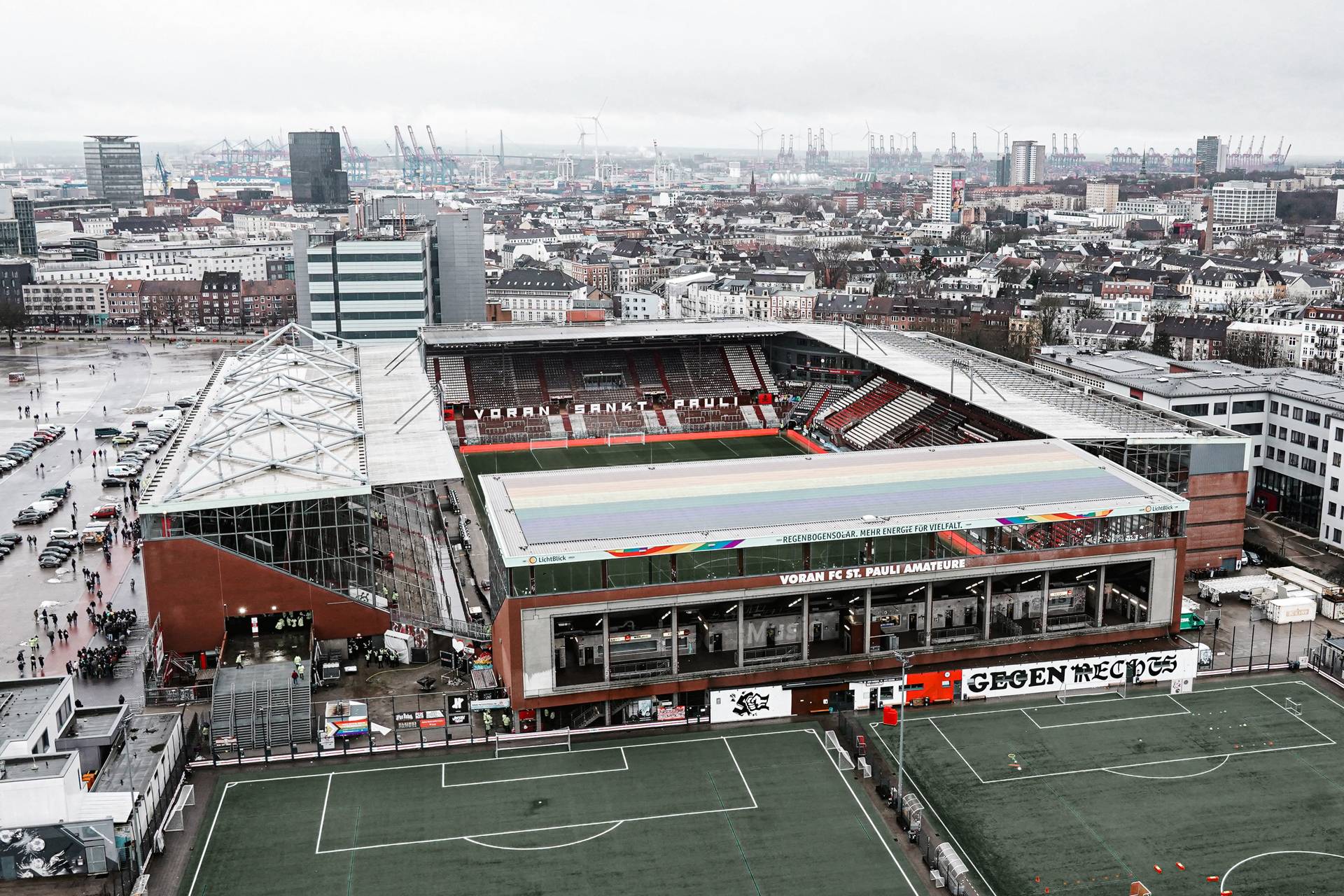 Das Millerntor-Stadion aus seitlicher Vogelperspektive.