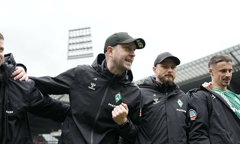 Ole Werner spricht im Kreis zur Mannschaft. 