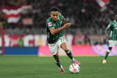 Felix Agu mit Ball am Fuß im Werder-Trikot beim Hinspiel in München.
