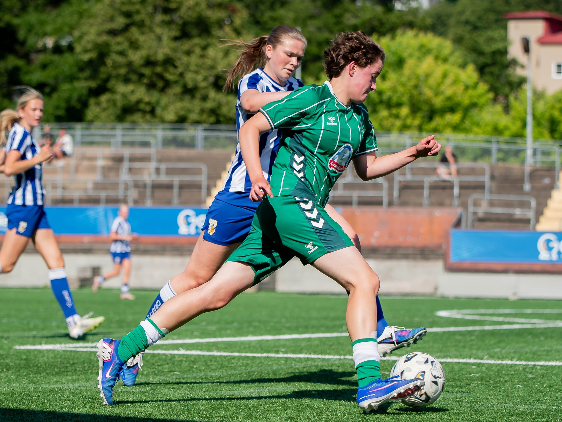 Die U17-Spielerin liefert sich ein Laufduell.